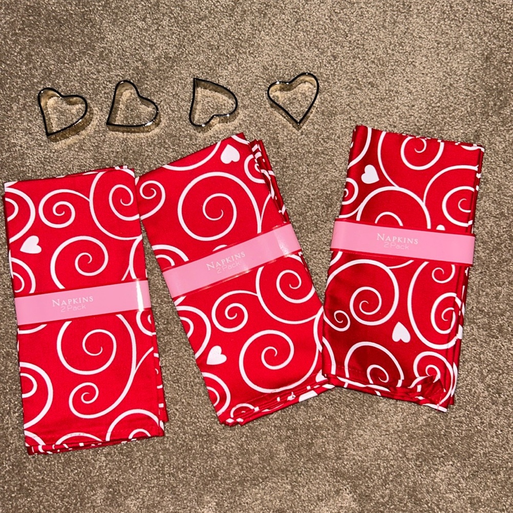 6 NWOT heart napkins